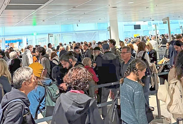 Stundenlang standen Hunderte Passagiere vor den Sicherheitskontrollen am Flughafen an. Manche verpassten auch ihren Flug. Stundenlang standen Hunderte Passagiere vor den Sicherheitskontrollen am Flughafen an. Manche verpassten auch ihren Flug.