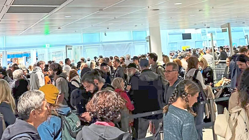 Stundenlang standen Hunderte Passagiere vor den Sicherheitskontrollen am Flughafen an. Manche verpassten auch ihren Flug.
