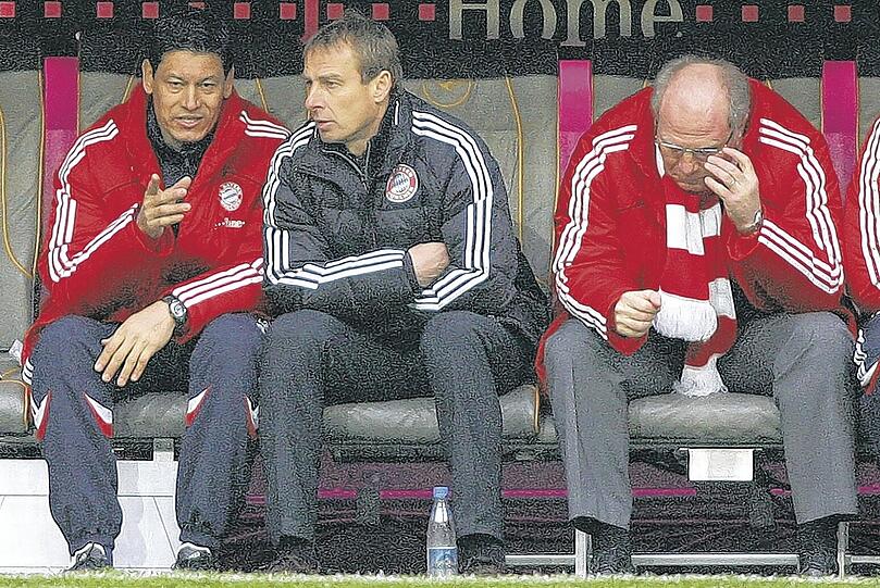 Eine homogene Bank-Gesellschaft? Jürgen Klinsmann zwischen Co-Trainer Martin Vasquez (l.) und Manager Uli Hoeneß beim 1:2 gegen Köln.