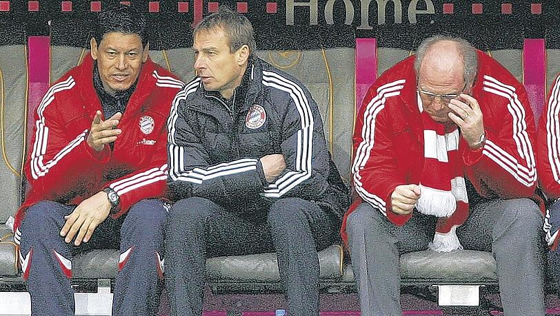Eine homogene Bank-Gesellschaft? Jürgen Klinsmann zwischen Co-Trainer Martin Vasquez (l.) und Manager Uli Hoeneß beim 1:2 gegen Köln. Eine homogene Bank-Gesellschaft? Jürgen Klinsmann zwischen Co-Trainer Martin Vasquez (l.) und Manager Uli Hoeneß beim 1:2 gegen Köln.