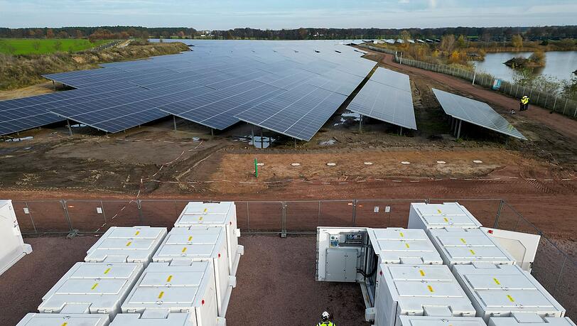 Batteriespeicher k&ouml;nnen Schwankungen bei Solar- und Windstrom ausgleichen. (Archivbild)