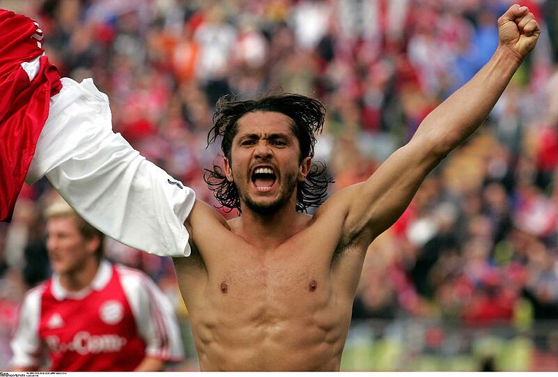 Bixente Lizarazu läuft nun öfter barbusig rum - auf dem Surfbrett.