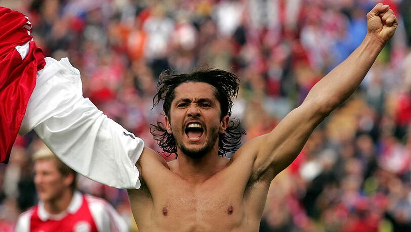 Bixente Lizarazu läuft nun öfter barbusig rum - auf dem Surfbrett. Bixente Lizarazu läuft nun öfter barbusig rum - auf dem Surfbrett.