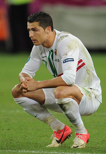 EM 2012: Halbfinalaus gegen Spanien. Wie bitter für Ronaldo - wieder gibt's keinen Titel mit Portugal. Diesmal scheiterte er im Elfmeterschießen an Spanien. Aber Cristiano hat nicht nur die Haare schön, keiner leidet so schön wie der Superstar von Real Madrid.