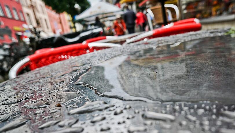 Nass und kalt: Für die kommenden Tage sagen die Meteorologen kein Wetter zum Draußensitzen voraus. Nass und kalt: Für die kommenden Tage sagen die Meteorologen kein Wetter zum Draußensitzen voraus.