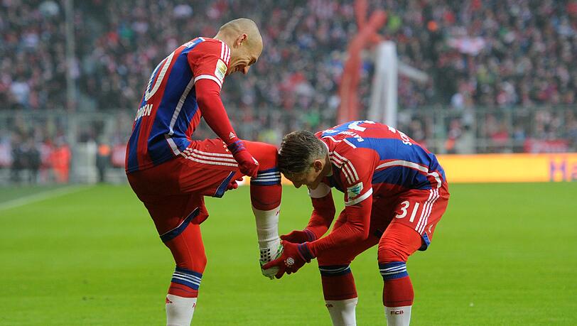 Der Schuhjubler! Bastian Schweinsteiger putzt Arjen Robben den rechten Schuh. Der Schuhjubler! Bastian Schweinsteiger putzt Arjen Robben den rechten Schuh.