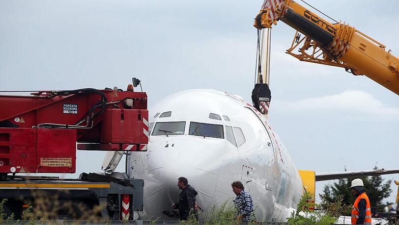 Ein DHL-Frachtflugzeug ist von der Landebahn abgekommen. Foto: Matteo Bazzi Ein DHL-Frachtflugzeug ist von der Landebahn abgekommen. Foto: Matteo Bazzi