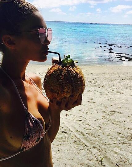 Mhhh lecker! Model Gigi Hadid lässt sich ihre Kokosnuss schmecken.