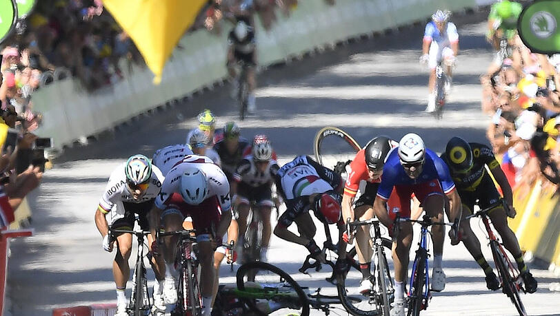 Schwerer Sturz mit Verletzten bei der vierten Etappe der Tour de France Schwerer Sturz mit Verletzten bei der vierten Etappe der Tour de France