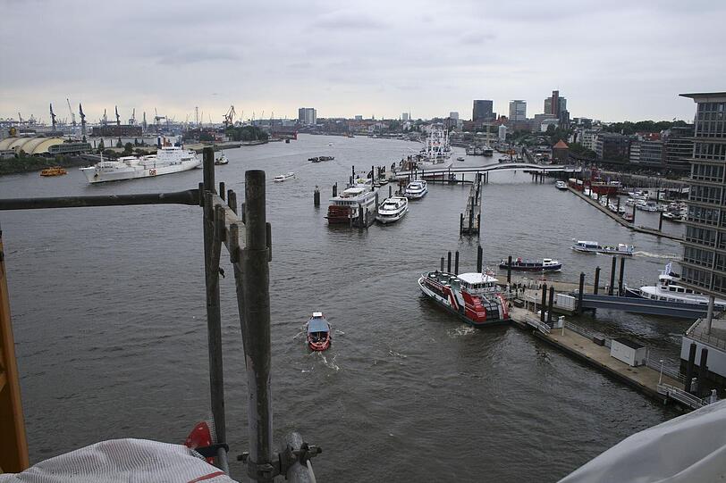 Hamburg: Blick auf den Hafen bei der Baustellenbesichtigung der Elbphilharmonie
