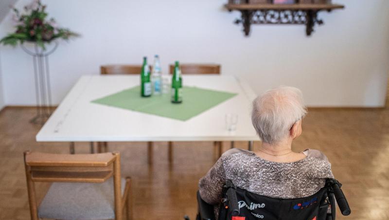 Eine ältere Frau sitzt in einem Pflegeheim in ihrem Rollstuhl vor einem Tisch. Foto: Marcel Kusch/dpa/Symbolbild Eine ältere Frau sitzt in einem Pflegeheim in ihrem Rollstuhl vor einem Tisch. Foto: Marcel Kusch/dpa/Symbolbild