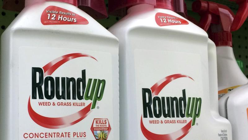 Behälter mit Roundup, einem Unkrautvernichter von Monsanto, stehen in einem Regal in einem Baumarkt. Behälter mit Roundup, einem Unkrautvernichter von Monsanto, stehen in einem Regal in einem Baumarkt.