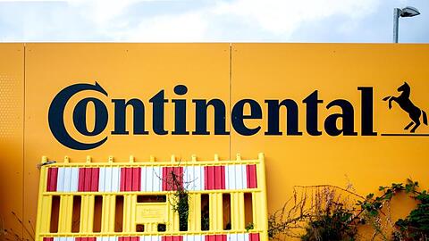 Eine Absperrung steht vor der neuen Konzernzentrale von Continental in Hannover.