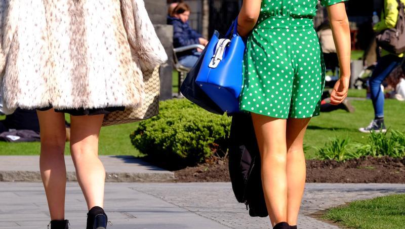 Zwei Frauen in kurzen Röcken gehen auf einem Weg. Foto: Jane Barlow/PA Wire/Archivbild Zwei Frauen in kurzen Röcken gehen auf einem Weg. Foto: Jane Barlow/PA Wire/Archivbild