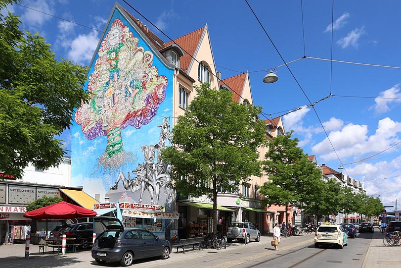 Hier noch mal der Blick auf das XXL-Gemälde von etwas weiter weg.
