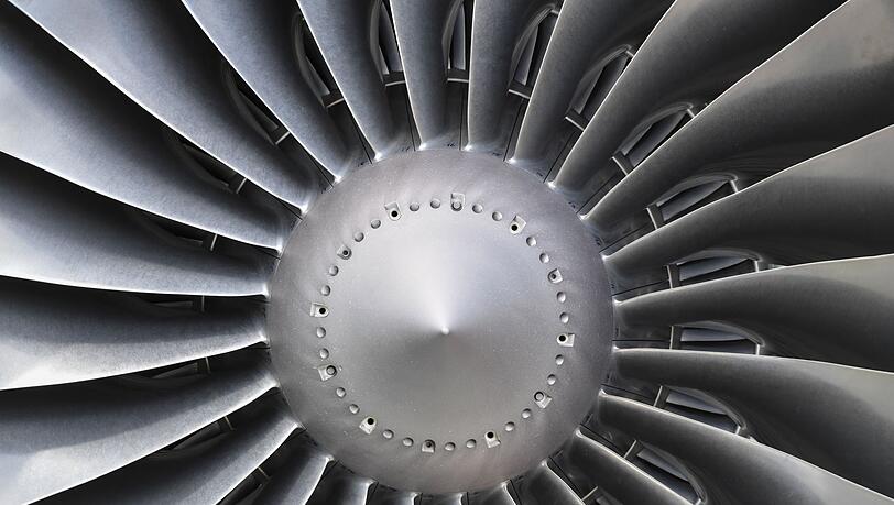 Ein Flugzeugtriebwerk auf dem Gelände der MTU Maintenance Berlin-Brandenburg GmbH.