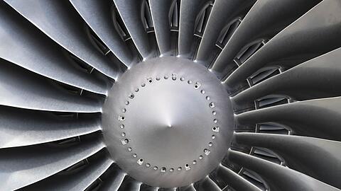 Ein Flugzeugtriebwerk auf dem Gelände der MTU Maintenance Berlin-Brandenburg GmbH.