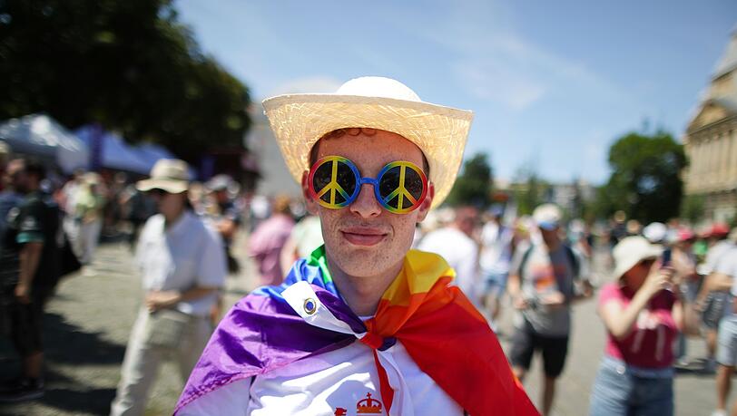 Trotz eines Verbots der Orban-Regierung versammeln sich tausende Menschen zur Budapester Pride.
