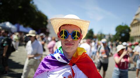 Trotz eines Verbots der Orban-Regierung versammeln sich tausende Menschen zur Budapester Pride.
