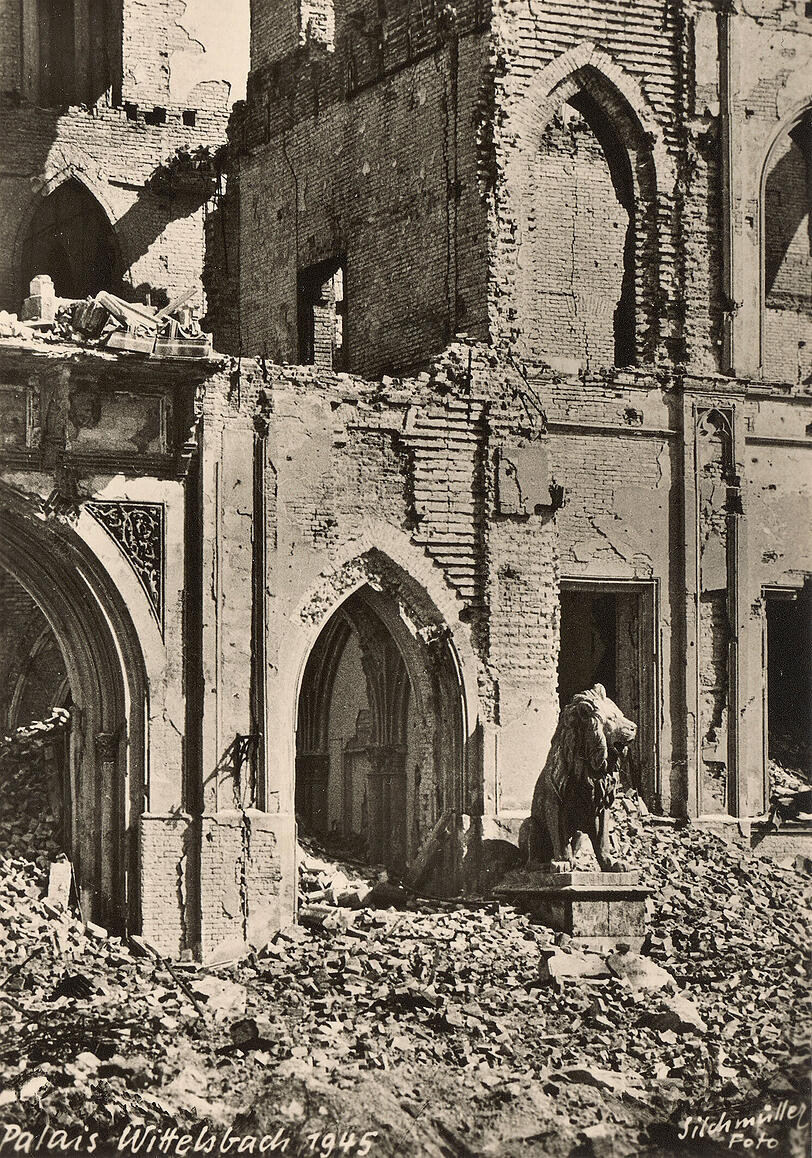 Eine Echtfotopostkarte von Helmut Silchmüller zeigt das Palais Wittelsbach, München 1945. Eine Echtfotopostkarte von Helmut Silchmüller zeigt das Palais Wittelsbach, München 1945.