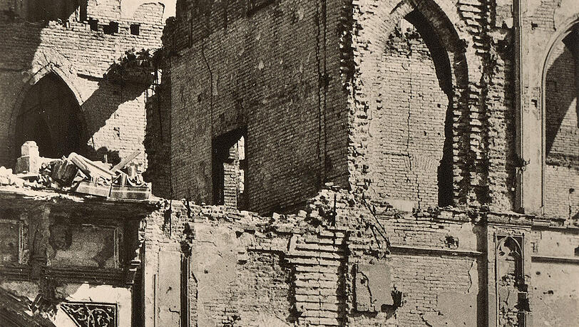 Eine Echtfotopostkarte von Helmut Silchmüller zeigt das Palais Wittelsbach, München 1945. Eine Echtfotopostkarte von Helmut Silchmüller zeigt das Palais Wittelsbach, München 1945.