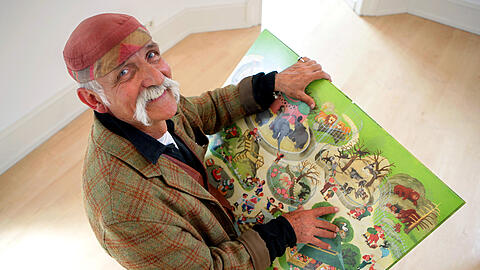 Der Grafiker und Illustrator Ali Mitgutsch war bekannt f&uuml;r seine Wimmelb&uuml;cher. Er starb 2022 im Alter von 86 Jahren. Jetzt soll ein Platz nach ihm benannt werden.