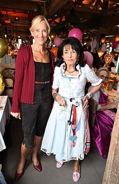 PR-Lady Daniela Giller ("Magari") und Mietwagen-Königin. PR-Lady Daniela Giller ("Magari") und Mietwagen-Königin.
