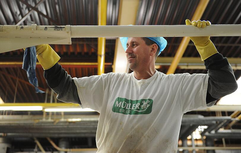 Mitarbeiter von Müller-Brot reinigen am Donnerstag (08.03.2012) im Produktionsgebäude der Müller-Brot GmbH in Neufahrn. Nach jahrelangen Hygieneproblemen hatten die Aufsichtsbehörden die Müller-Brot-Fabrik in Neufahrn bei München Ende Januar 2012 geschlossen. Wenige Wochen später meldete das Unternehmen Insolvenz an.