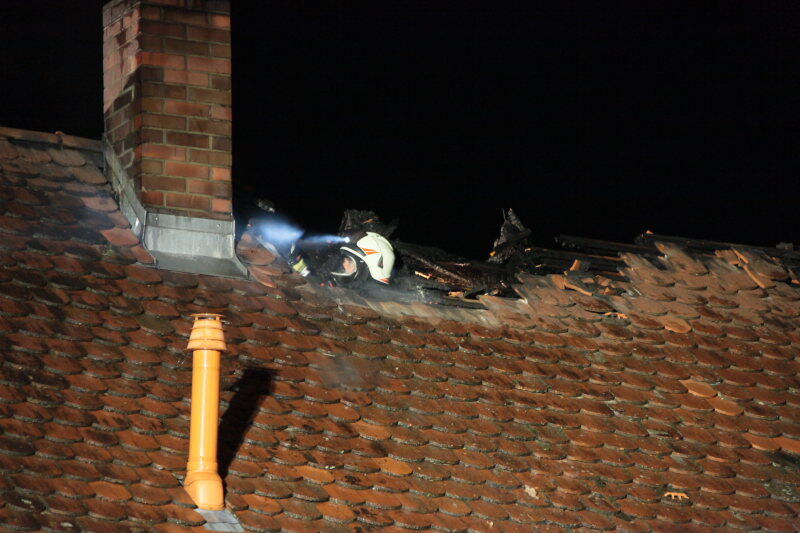 Ein Dachstuhl in Mettenheim steht in Flammen. Die Feuerwehr rückt mitten in der Nacht zum Löschen an. Die Bilder vom Einsatz.
