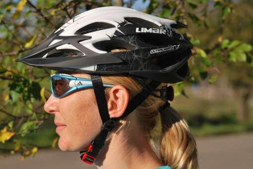 Vollwertiger MTB-Helm mit sehr geringem Gewicht von Limar.
