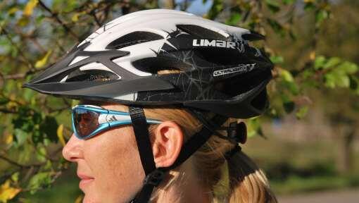 Vollwertiger MTB-Helm mit sehr geringem Gewicht von Limar. Vollwertiger MTB-Helm mit sehr geringem Gewicht von Limar.