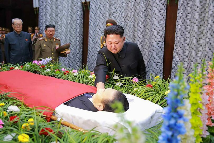 Nordkoreas Diktator Kim Jong-Un verdrückt eine Träne am aufgebahrten Leichnam eines engen Beraters. Dieser war bei einem Autounfall ums Leben gekommen.