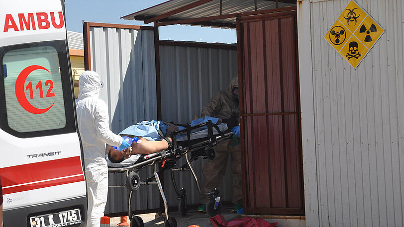 Rettungskräfte versorgen in der Region Hatay (Türkei) einen verletzten Mann nach einem mutmaßlichen Giftgasangriff. Bei dem Angriff waren in dem Bürgerkrieg am Dienstag Aktivisten zufolge mindestens 58 Menschen getötet worden, darunter 19 Kinder und elf Frauen.