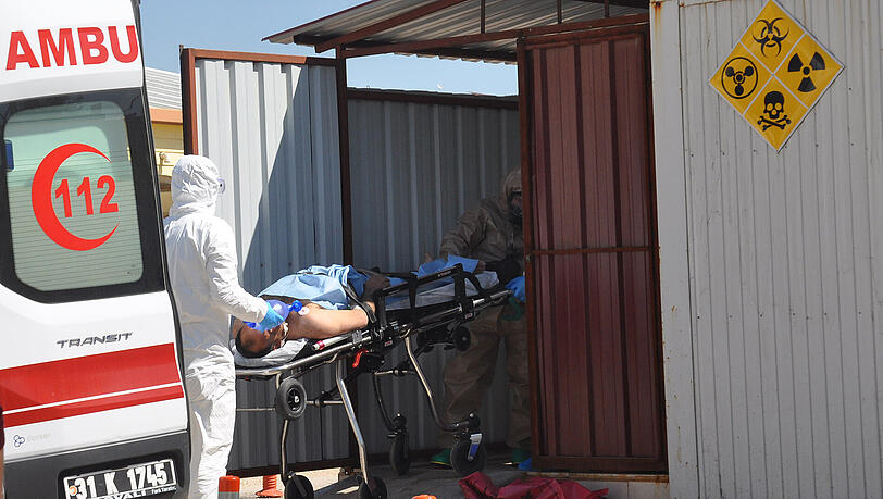 Rettungskräfte versorgen in der Region Hatay (Türkei) einen verletzten Mann nach einem mutmaßlichen Giftgasangriff. Bei dem Angriff waren in dem Bürgerkrieg am Dienstag Aktivisten zufolge mindestens 58 Menschen getötet worden, darunter 19 Kinder und elf Frauen. Rettungskräfte versorgen in der Region Hatay (Türkei) einen verletzten Mann nach einem mutmaßlichen Giftgasangriff. Bei dem Angriff waren in dem Bürgerkrieg am Dienstag Aktivisten zufolge mindestens 58 Menschen getötet worden, darunter 19 Kinder und elf Frauen.