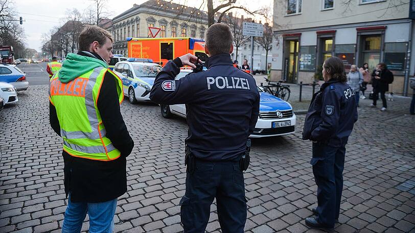 Polizisten sperrten das Gebiet um den Potsdamer Weihnachtsmarkt großräumig ab.