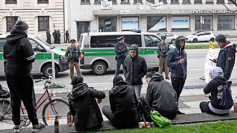 Gegenüber der Meinburk hatten sich einige Unterstützer der linken Szene versammelt.