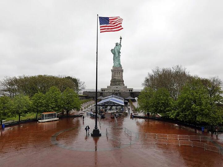 Blick von der Dachterrasse des neuen Museums auf die Freiheitsstatue auf Liberty Island.