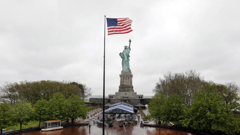 Blick von der Dachterrasse des neuen Museums auf die Freiheitsstatue auf Liberty Island. Blick von der Dachterrasse des neuen Museums auf die Freiheitsstatue auf Liberty Island.
