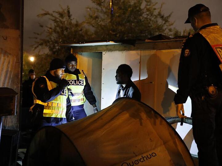 Einsatz im Flüchtlingscamp: Momentaufnahme aus dem Pariser Vorort Saint-Denis.