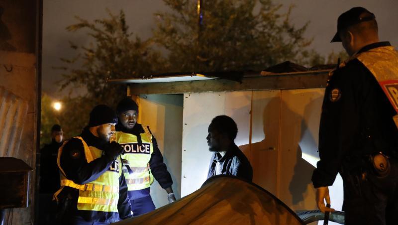 Einsatz im Flüchtlingscamp: Momentaufnahme aus dem Pariser Vorort Saint-Denis. Einsatz im Flüchtlingscamp: Momentaufnahme aus dem Pariser Vorort Saint-Denis.