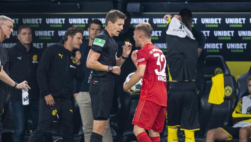 Joshua Kimmich (r) diskutiert nach der Gelben Karte mit Schiedsrichter Daniel Siebert, der ihm für das Foul Sancho nur verwarnte. Joshua Kimmich (r) diskutiert nach der Gelben Karte mit Schiedsrichter Daniel Siebert, der ihm für das Foul Sancho nur verwarnte.