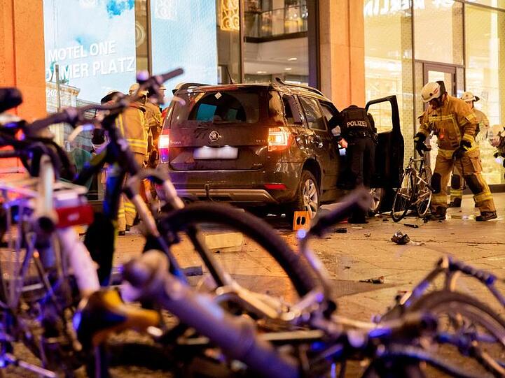 Das Auto steht vor der Mall of Berlin, nachdem es von Feuerleuten aufgerichtet wurde.