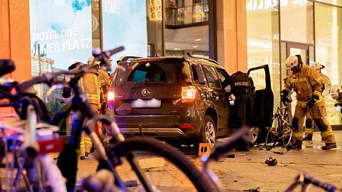 Das Auto steht vor der Mall of Berlin, nachdem es von Feuerleuten aufgerichtet wurde.