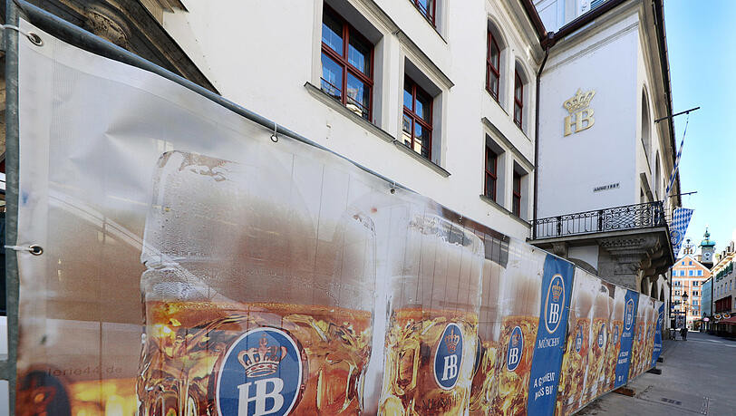 Einen so süffigen Bauzaun wie am Platzl sieht man nicht alle Tage. Dahinter wird das Hofbräuhaus behutsam saniert. Der Betrieb geht aber weiter.