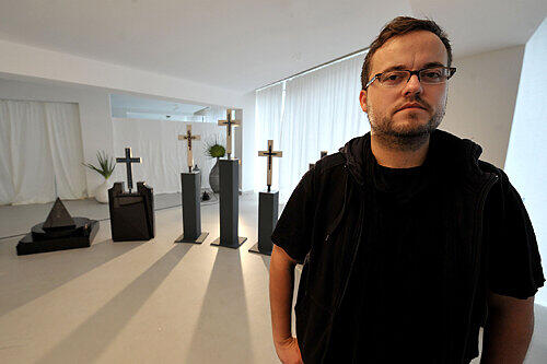 Back in Black: Der Nürnberger Mode-Designer Markus Hürner lebt sein Faible fürs Kreuz jetzt mit Grabsteinen aus.