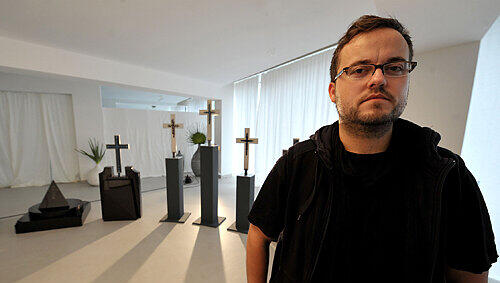 Back in Black: Der Nürnberger Mode-Designer Markus Hürner lebt sein Faible fürs Kreuz jetzt mit Grabsteinen aus. Back in Black: Der Nürnberger Mode-Designer Markus Hürner lebt sein Faible fürs Kreuz jetzt mit Grabsteinen aus.