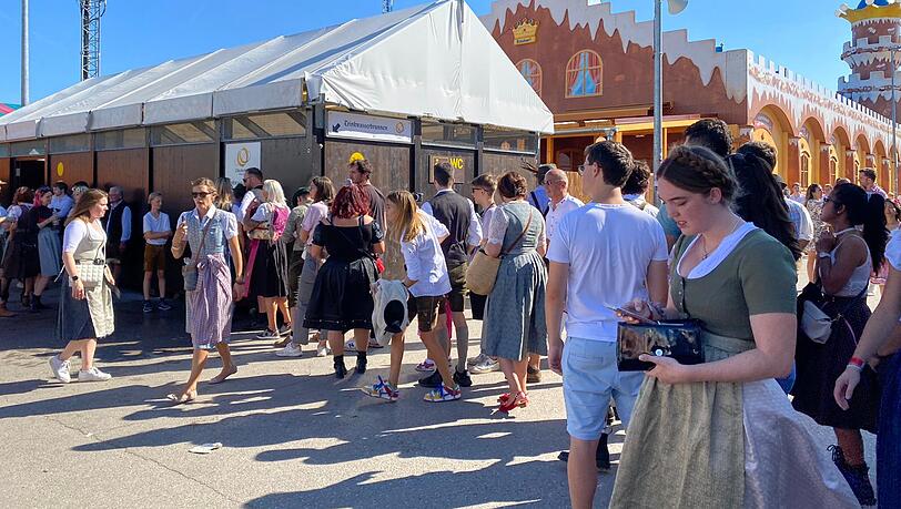 Vor den Trinkwasser-Brunnen auf dem Oktoberfest bildeten sich immer wieder längere Schlangen.