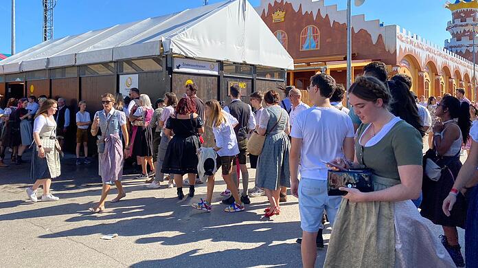 Vor den Trinkwasser-Brunnen auf dem Oktoberfest bildeten sich immer wieder längere Schlangen.