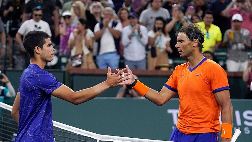 Carlos Alcaraz  (l) und Rafael Nadal bestritten in Las Vegas einen Showkampf.