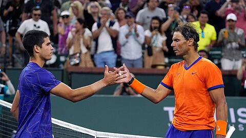 Carlos Alcaraz  (l) und Rafael Nadal bestritten in Las Vegas einen Showkampf.